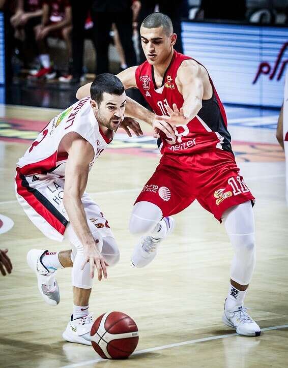 טיילר רוצ'סטי מול ים מדר, הערב // צילום: עודד קרני